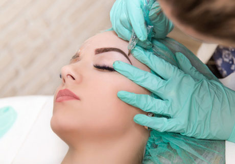 Augenbrauen mit Permanent Make-up